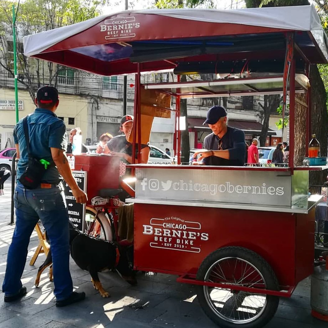 El puesto original Chicago Bernie’s Beef Bike atendiendo en la calle