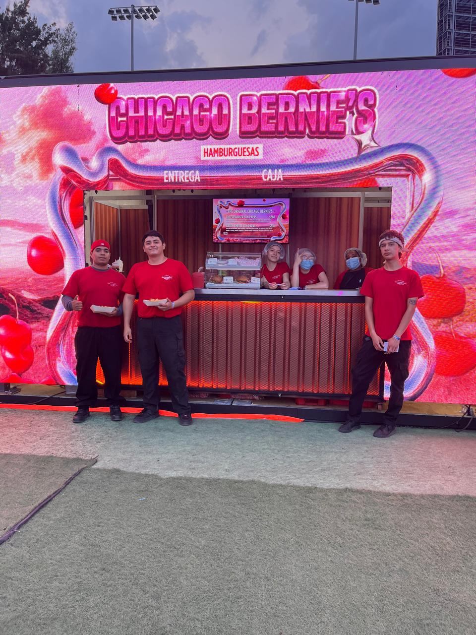 Equipo de Chicago Bernie’s en su puesto del Estadio GNP Seguros