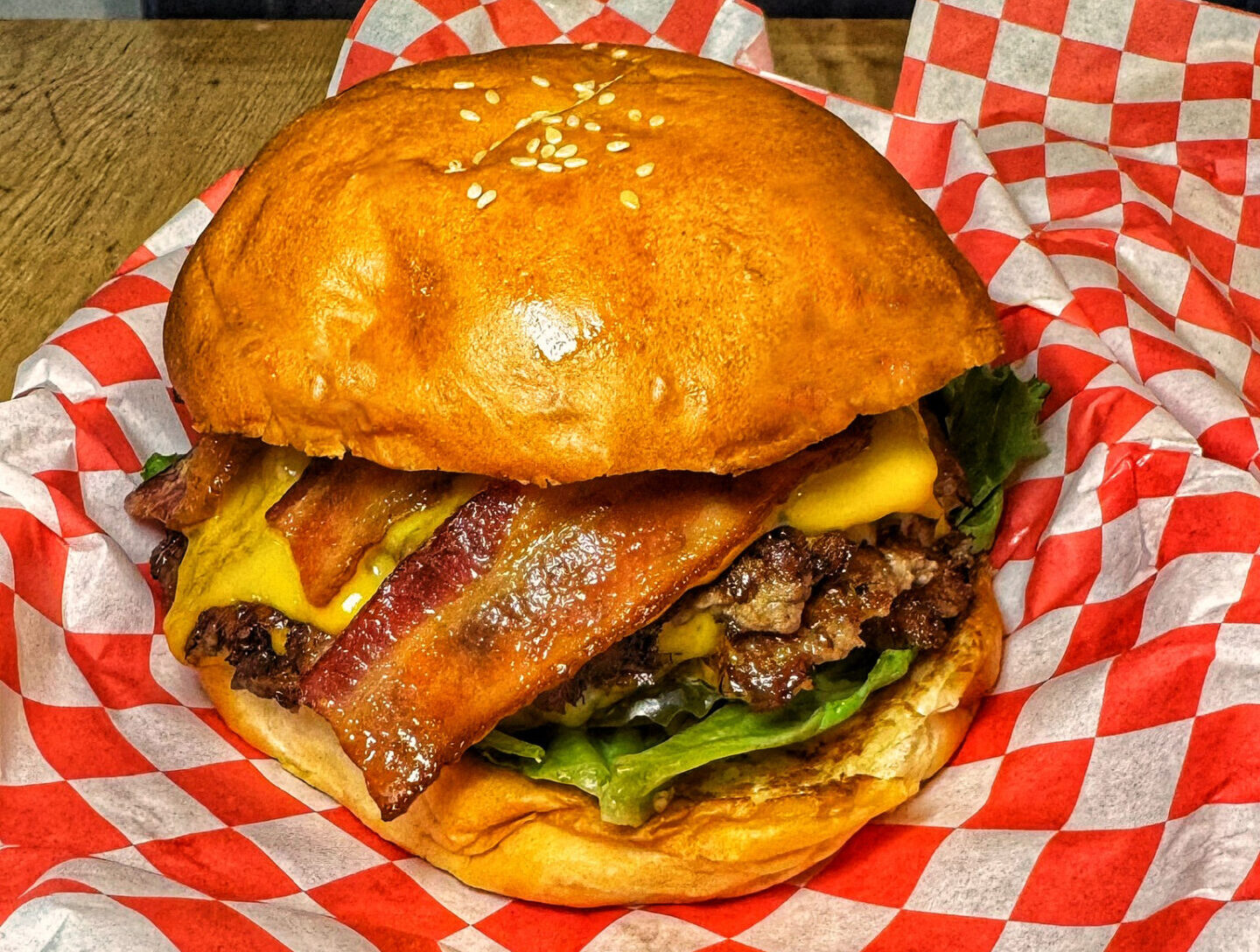 Hamburguesa de Chicago Bernie’s servida en papel a cuadros